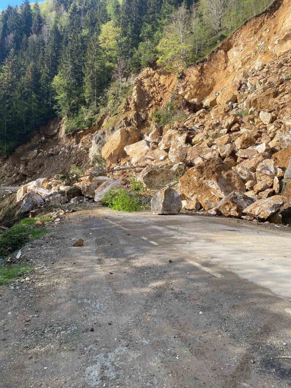 Giresun’da heyelan paniği! Yol ulaşıma kapandı