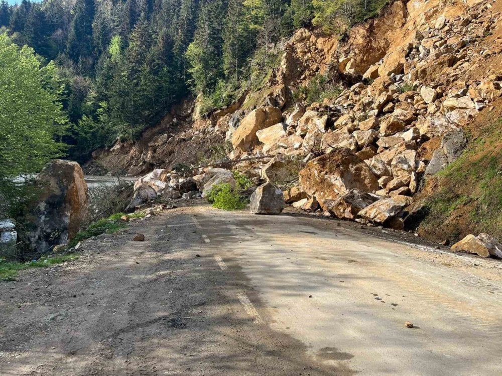 Giresun’da heyelan paniği! Yol ulaşıma kapandı