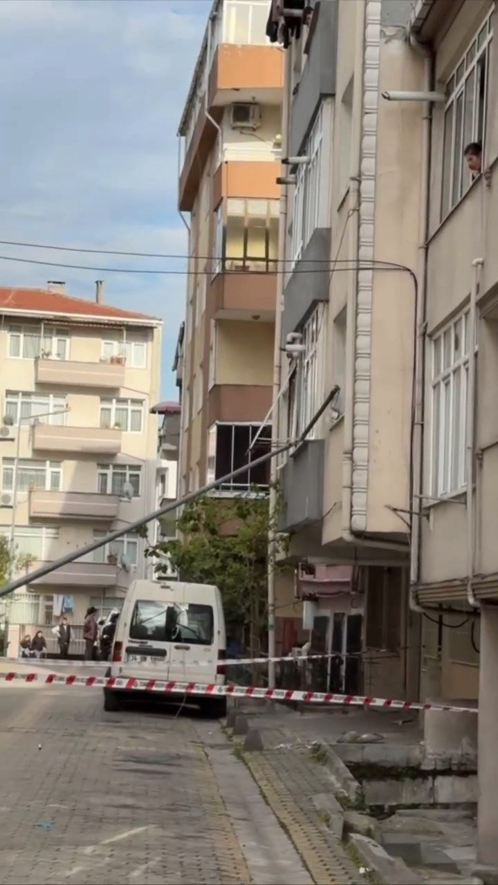 Küçükçekmece’de inanılmaz olay: Aydınlatma direği kabusu yaşattı