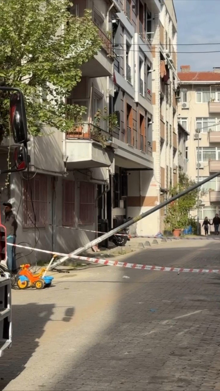 Küçükçekmece’de inanılmaz olay: Aydınlatma direği kabusu yaşattı
