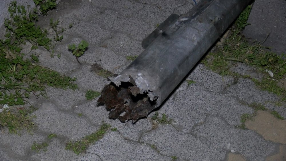 Küçükçekmece’de inanılmaz olay: Aydınlatma direği kabusu yaşattı