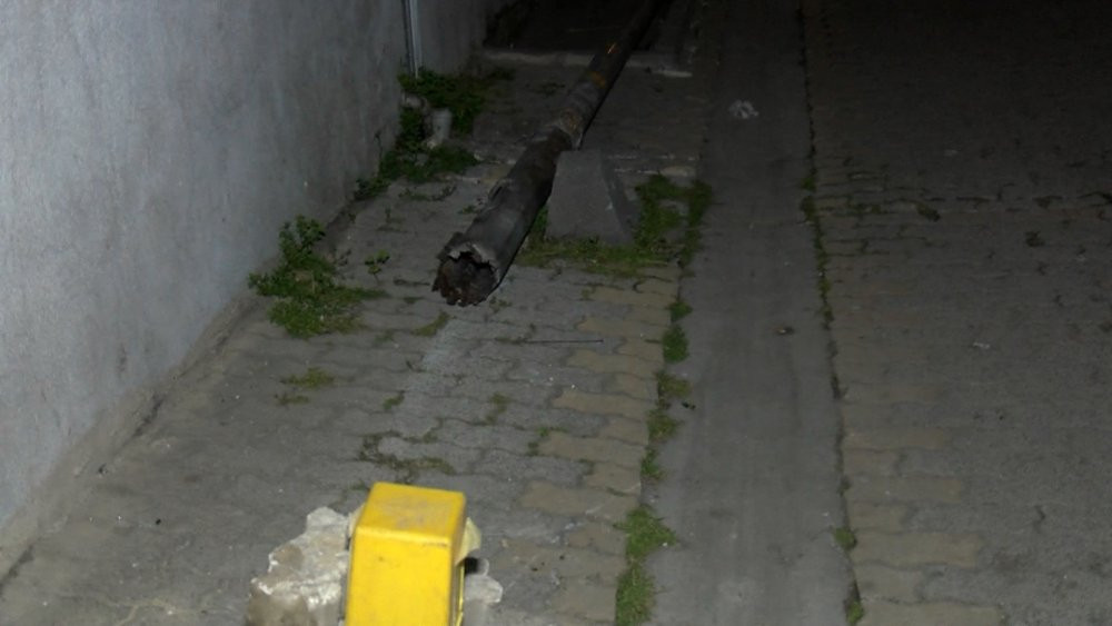 Küçükçekmece’de inanılmaz olay: Aydınlatma direği kabusu yaşattı