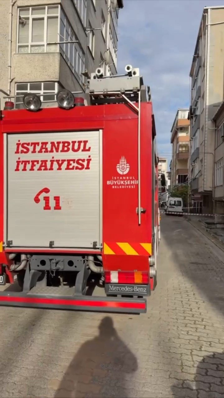 Küçükçekmece’de inanılmaz olay: Aydınlatma direği kabusu yaşattı