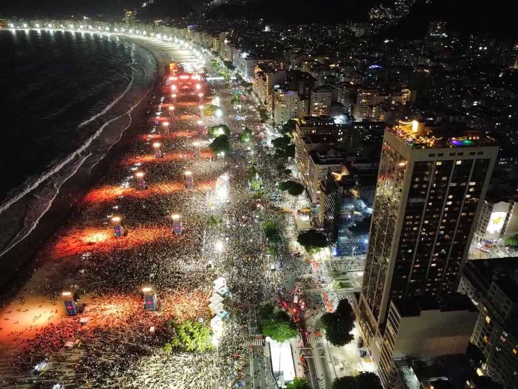 lady-gaga-nin-brezilya-daki-ucretsiz-konserine-2-milyon-kisi-katildi.jpg