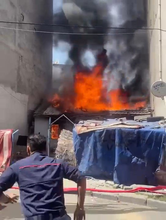 Avcılar'da gecekondu alev alev yandı