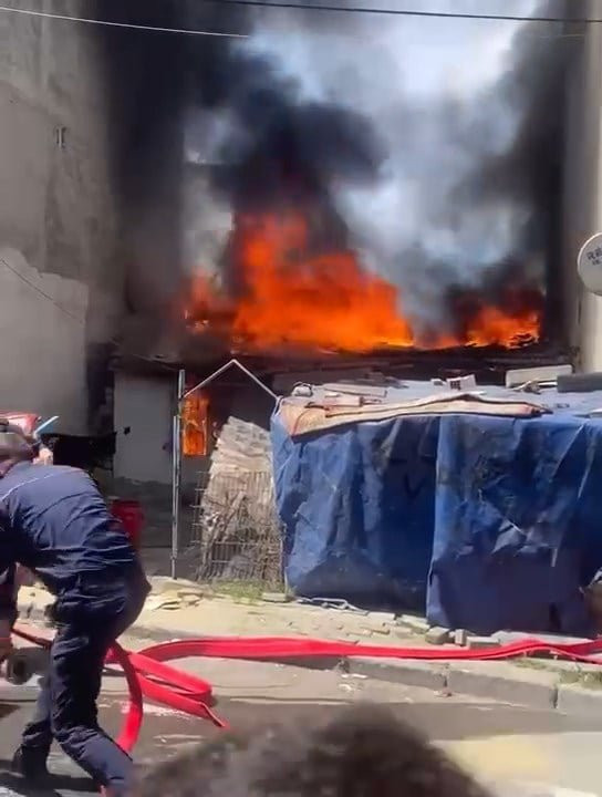 Avcılar'da gecekondu alev alev yandı