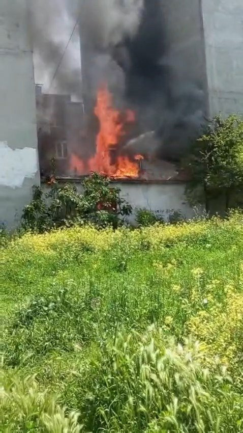 Avcılar'da gecekondu alev alev yandı