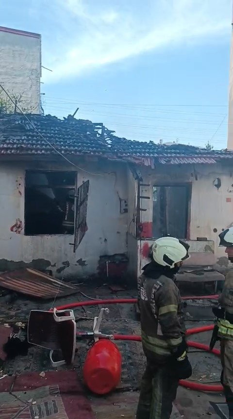 Avcılar'da gecekondu alev alev yandı