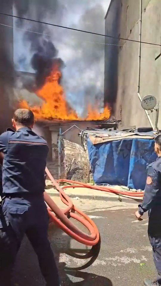 Avcılar'da gecekondu alev alev yandı