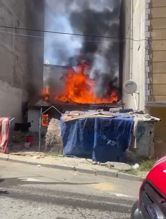 Avcılar'da gecekondu alev alev yandı