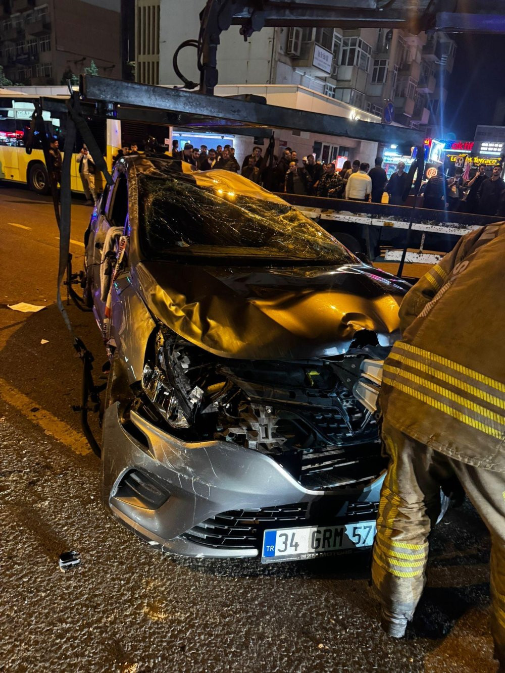 Beşiktaş’ta takla atan araçta can pazarı