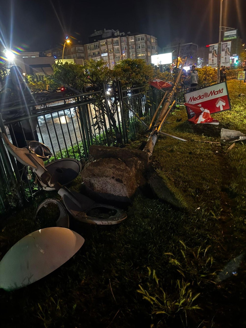 Beşiktaş’ta takla atan araçta can pazarı