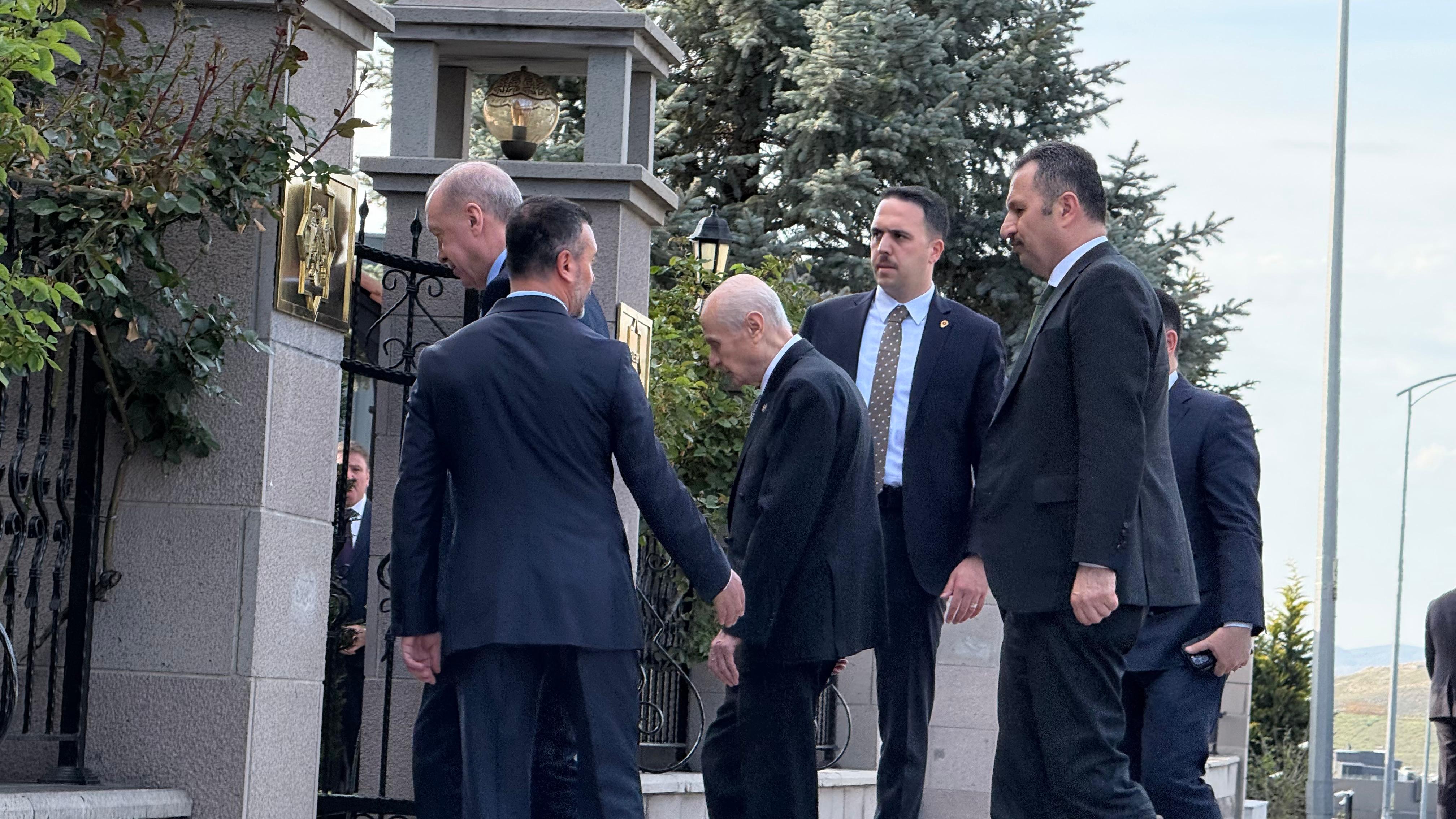 cumhurbaskani-erdogan-ve-bahceli-bir-ara-697985-206693.jpg
