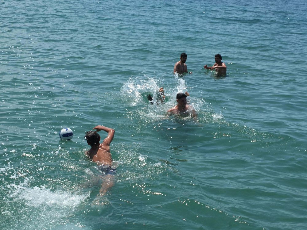 Plajda ilginç görüntü!