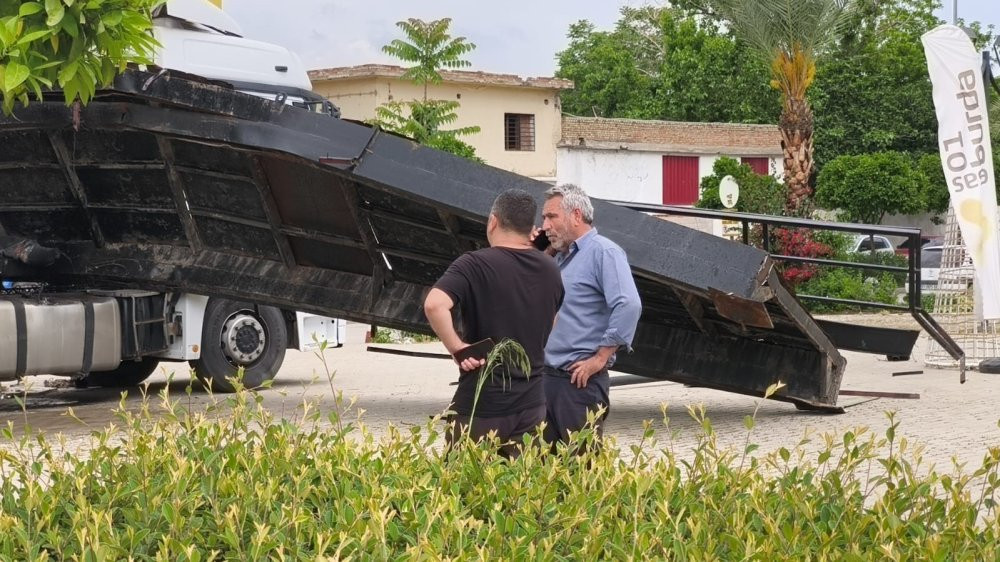 TIR’ın açılan dorsesi üst geçidi parçaladı