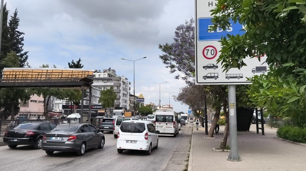 TIR’ın açılan dorsesi üst geçidi parçaladı