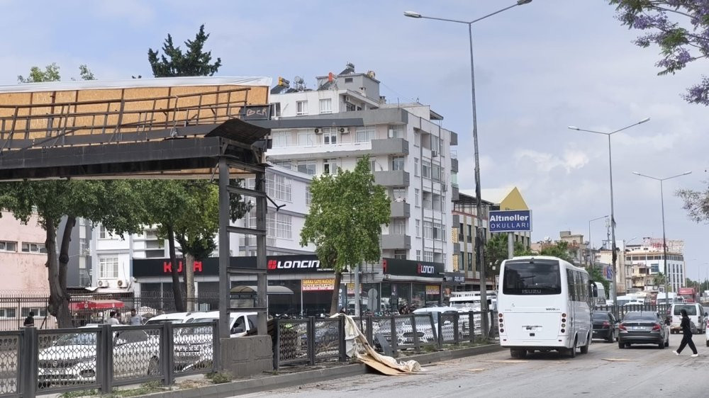 TIR’ın açılan dorsesi üst geçidi parçaladı
