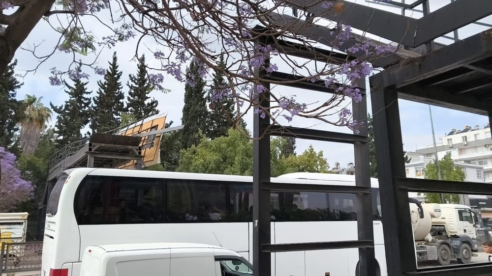 TIR’ın açılan dorsesi üst geçidi parçaladı