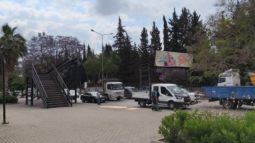 TIR’ın açılan dorsesi üst geçidi parçaladı