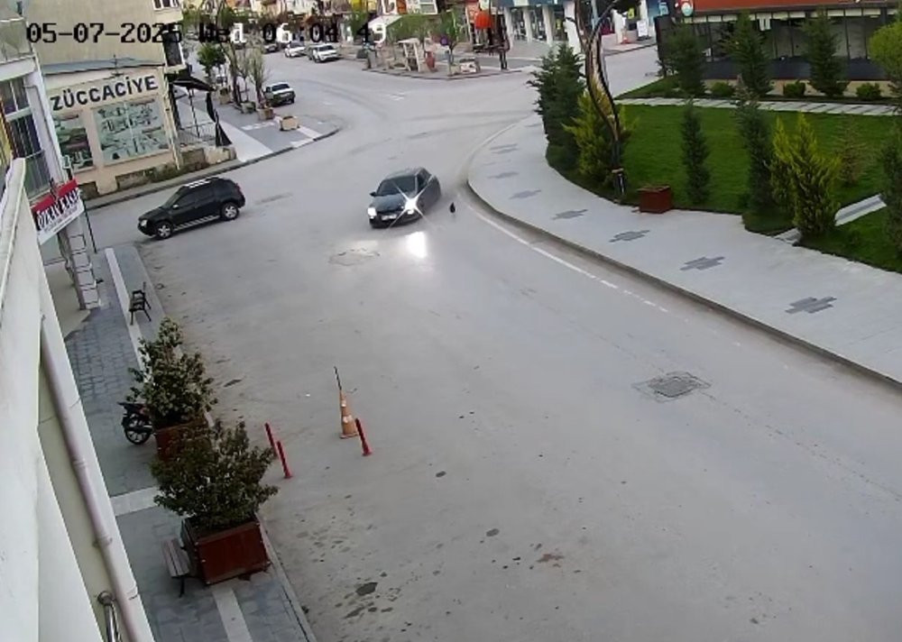 Alkollü kadın sürücü kontrolü kaybetti! Kaza anı saniye saniye görüntülendi