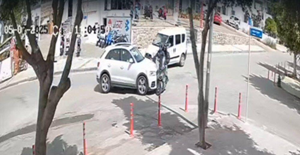 Bodrum’da cip motosiklete çarptı! Sürücü ve yanındaki yolcu savruldu