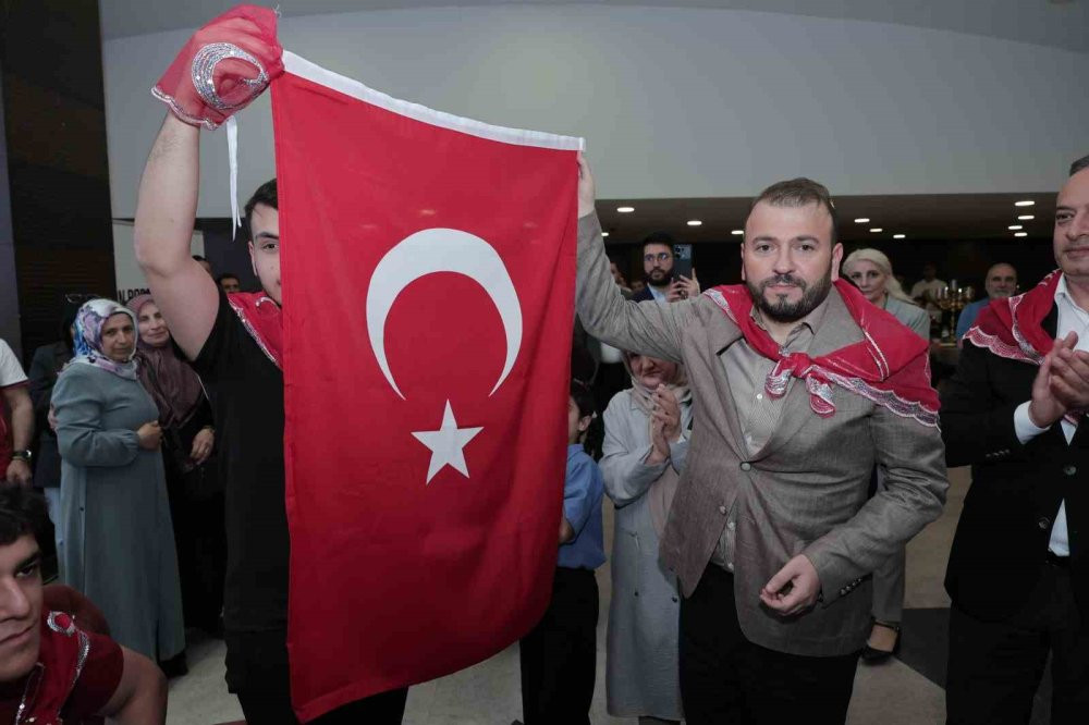 Kutsal göreve kına ile uğurlama