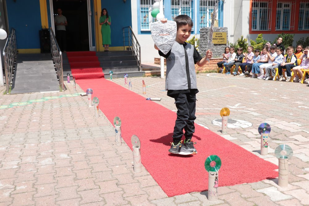 Miniklerden atık defilesi!  Çöp poşetinden kıyafet tasarladılar
