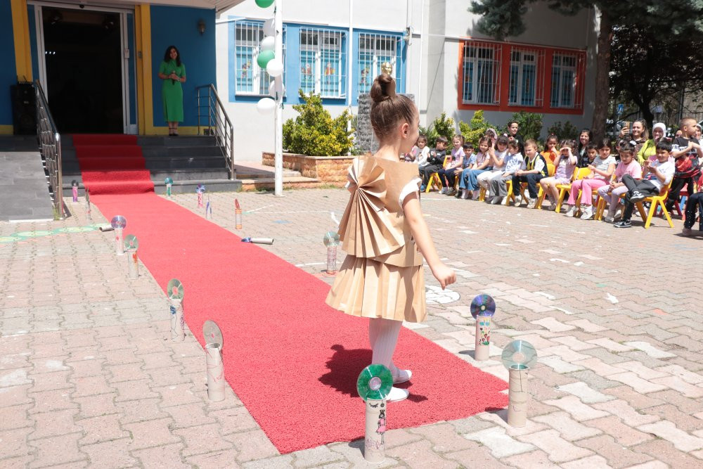 Miniklerden atık defilesi!  Çöp poşetinden kıyafet tasarladılar