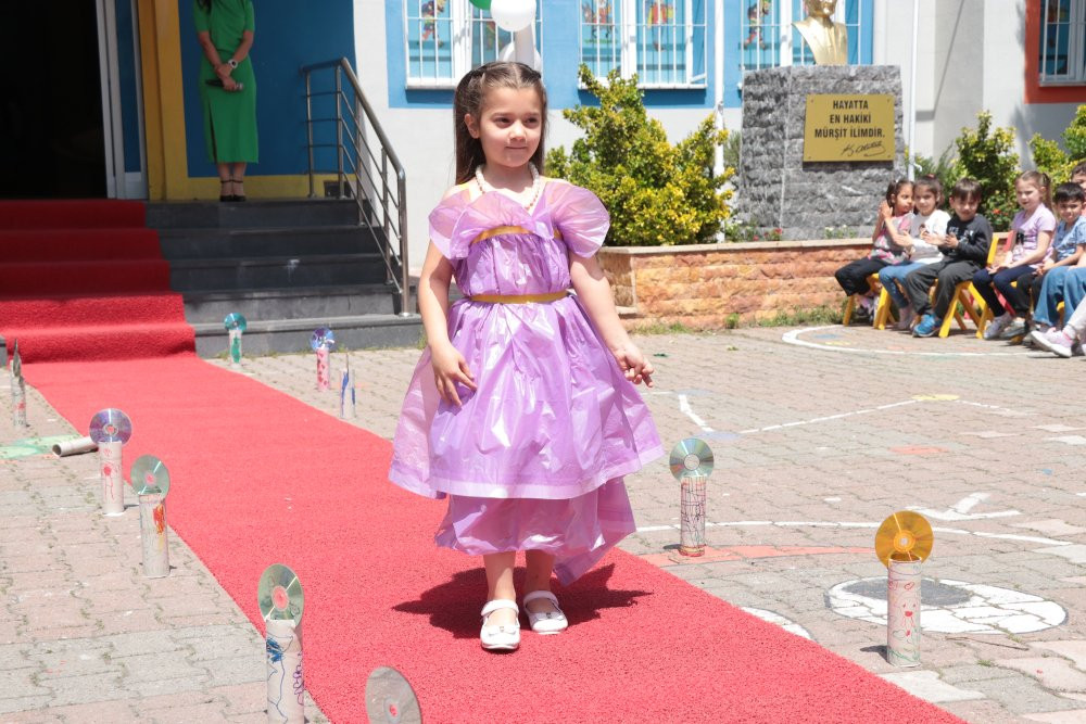 Miniklerden atık defilesi!  Çöp poşetinden kıyafet tasarladılar