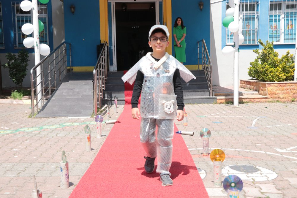 Miniklerden atık defilesi!  Çöp poşetinden kıyafet tasarladılar