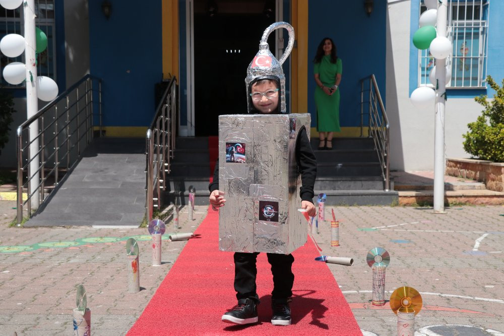 Miniklerden atık defilesi!  Çöp poşetinden kıyafet tasarladılar