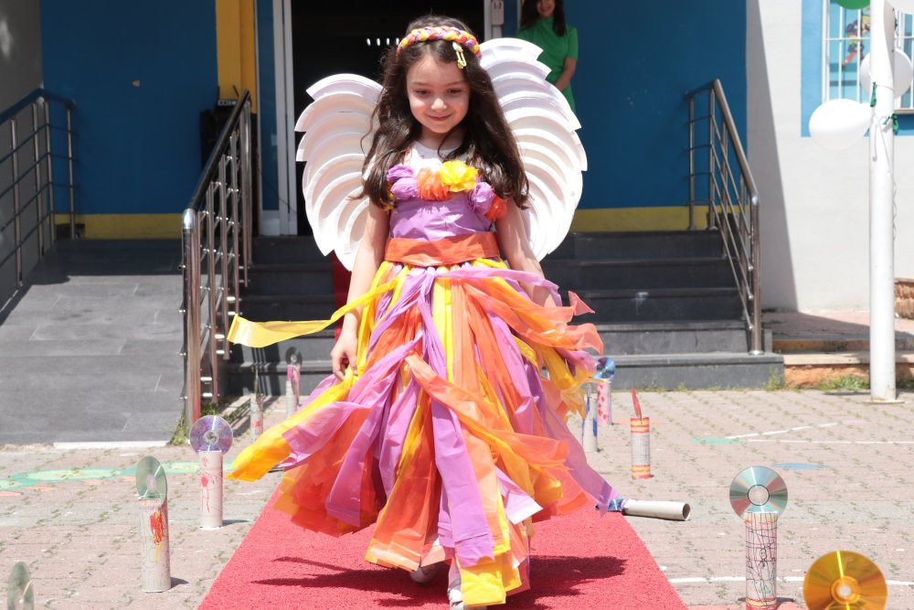 Miniklerden atık defilesi!  Çöp poşetinden kıyafet tasarladılar