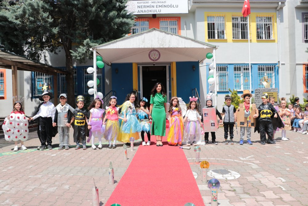 Miniklerden atık defilesi!  Çöp poşetinden kıyafet tasarladılar