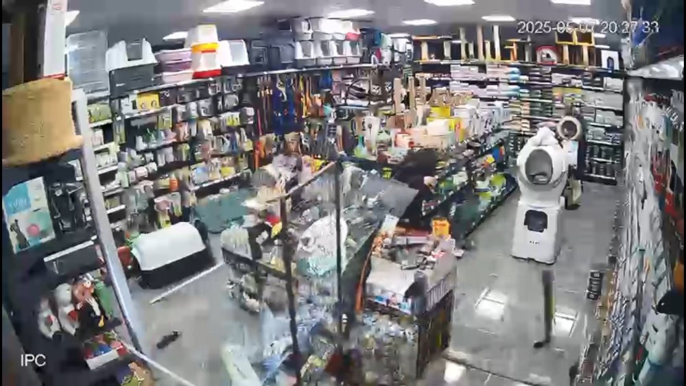 Eskişehir’de şaşkına çeviren kaza: Mağaza yerle bir oldu