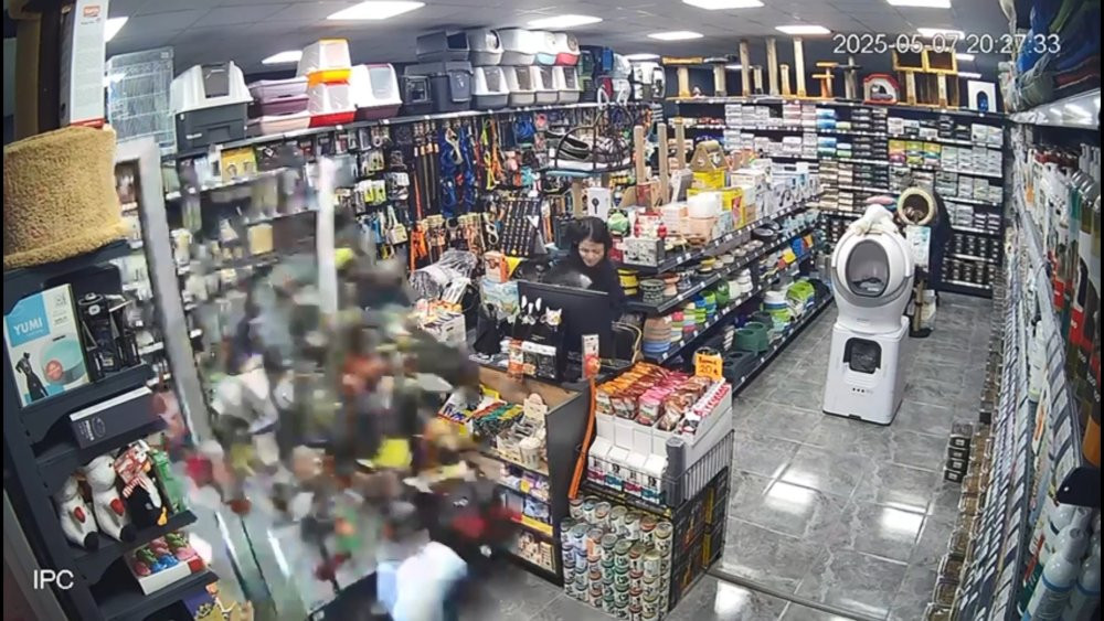 Eskişehir’de şaşkına çeviren kaza: Mağaza yerle bir oldu