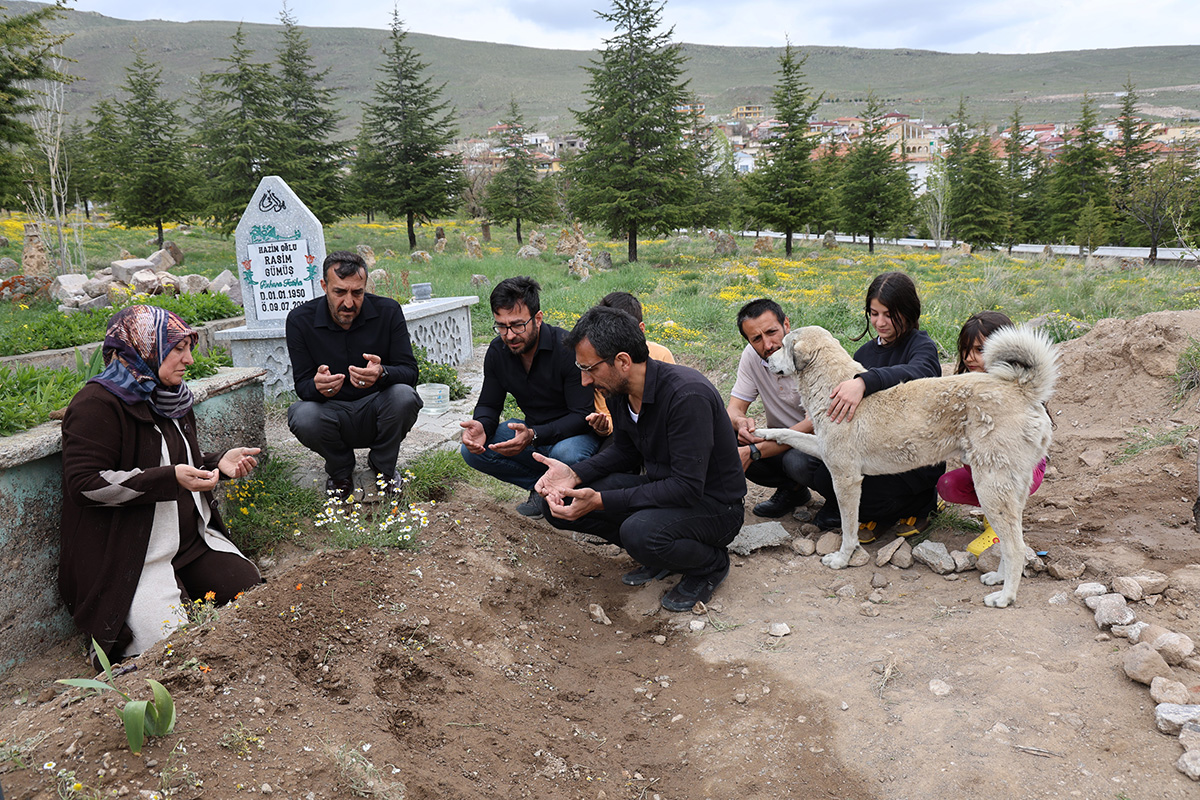 garipin-vefasi-koyu-aglatti-nuri-amcanin-mezarindan-ayrilmiyor-yenicag-1.jpg