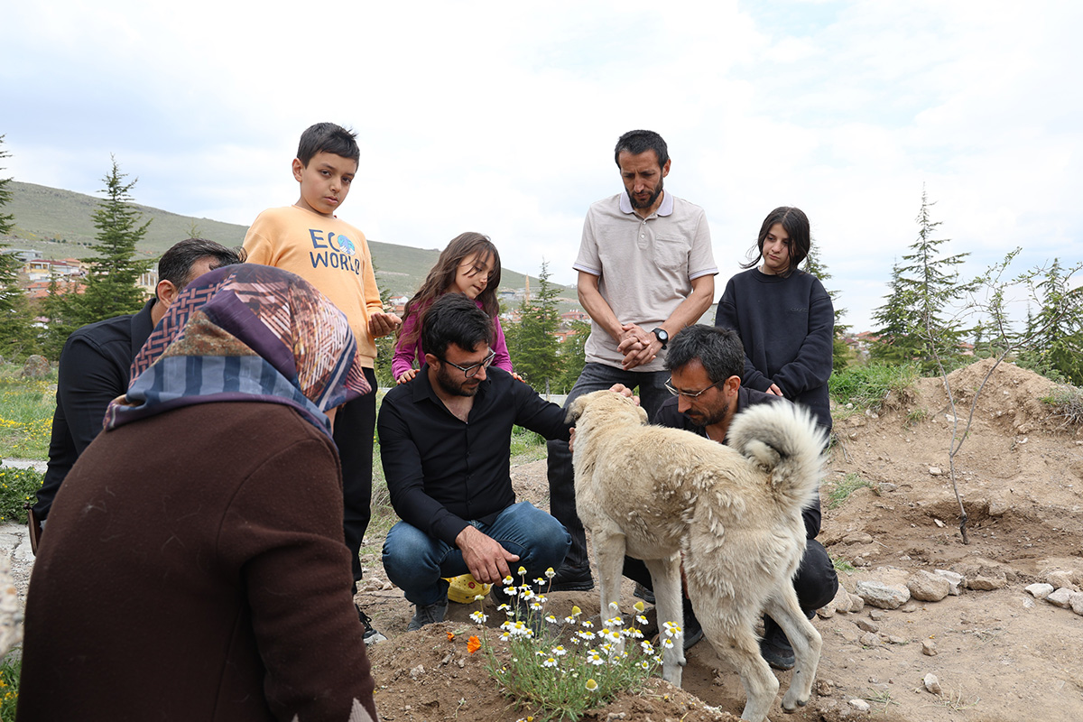 garipin-vefasi-koyu-aglatti-nuri-amcanin-mezarindan-ayrilmiyor-yenicag-2.jpg