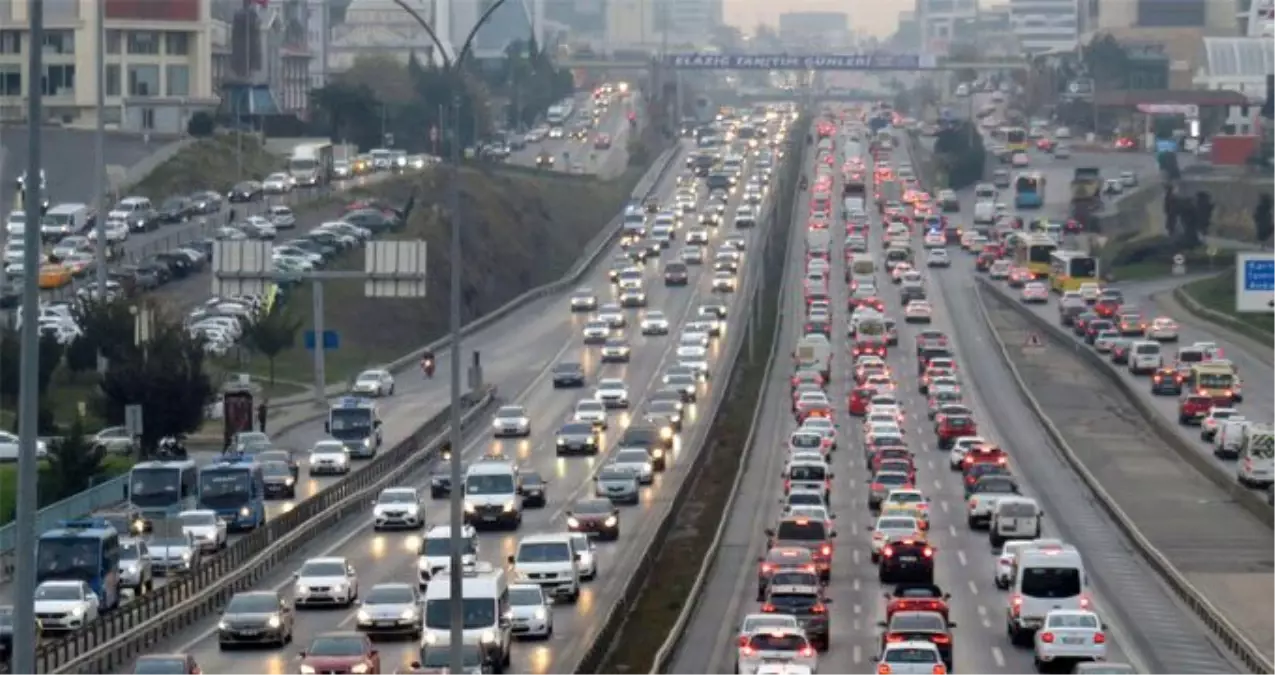 istanbul-da-tatil-trafigi-basladi-yogunluk-yuzde-12827680-131-amp.webp