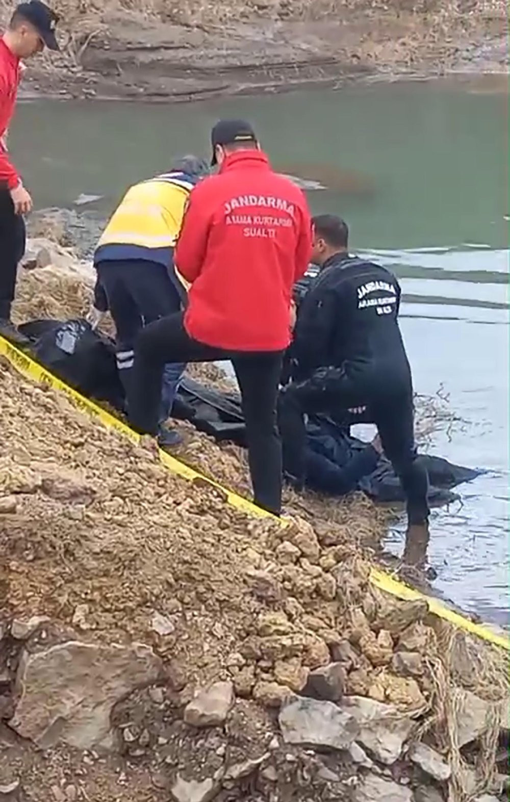 Jandarma göletteki cesedin sırrını araştırıyor