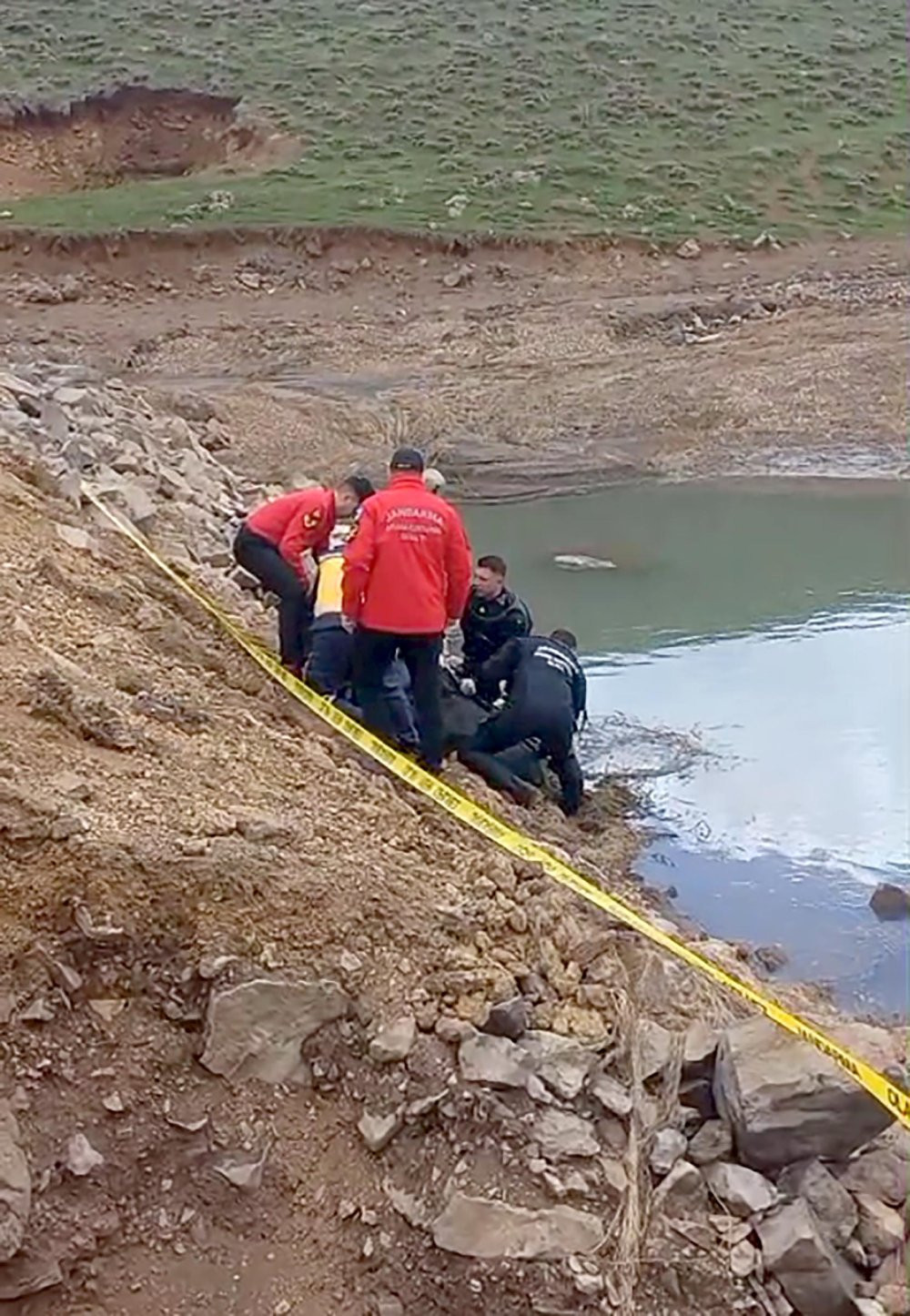 Jandarma göletteki cesedin sırrını araştırıyor