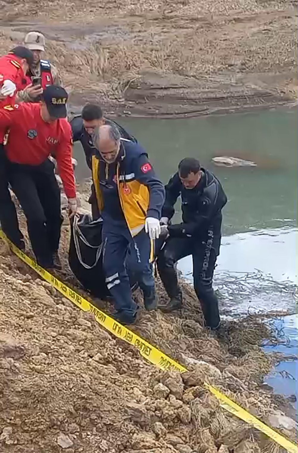 Jandarma göletteki cesedin sırrını araştırıyor