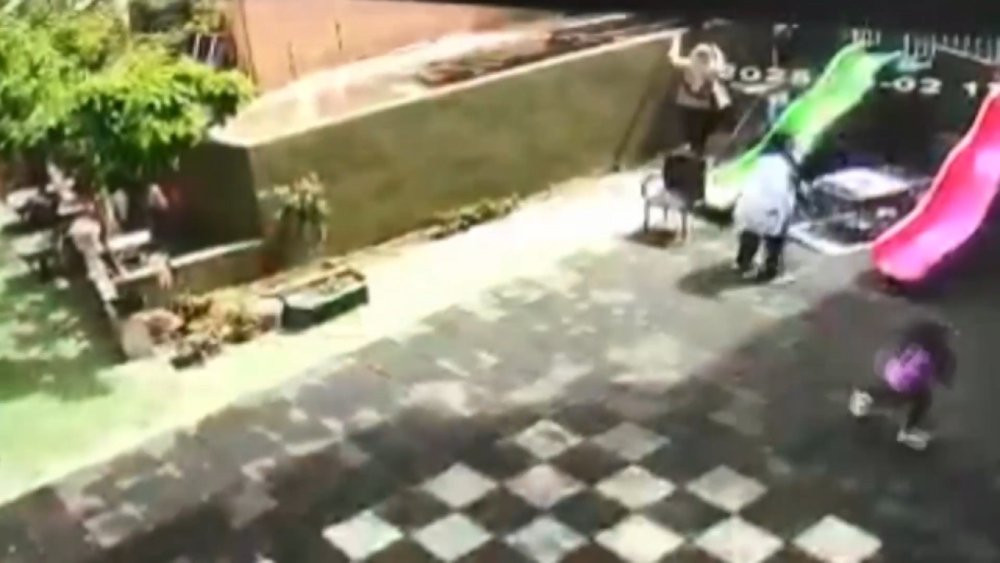 Kreşte skandal olay! İki metre yükseklikten inşaat alanına düştü