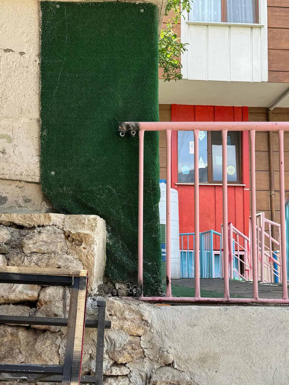 Kreşte skandal olay! İki metre yükseklikten inşaat alanına düştü