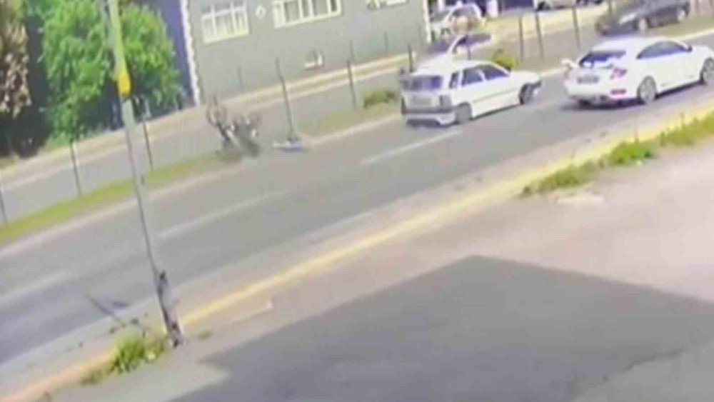 Motosiklet havada takla attı! Sürücü metrelerce savruldu