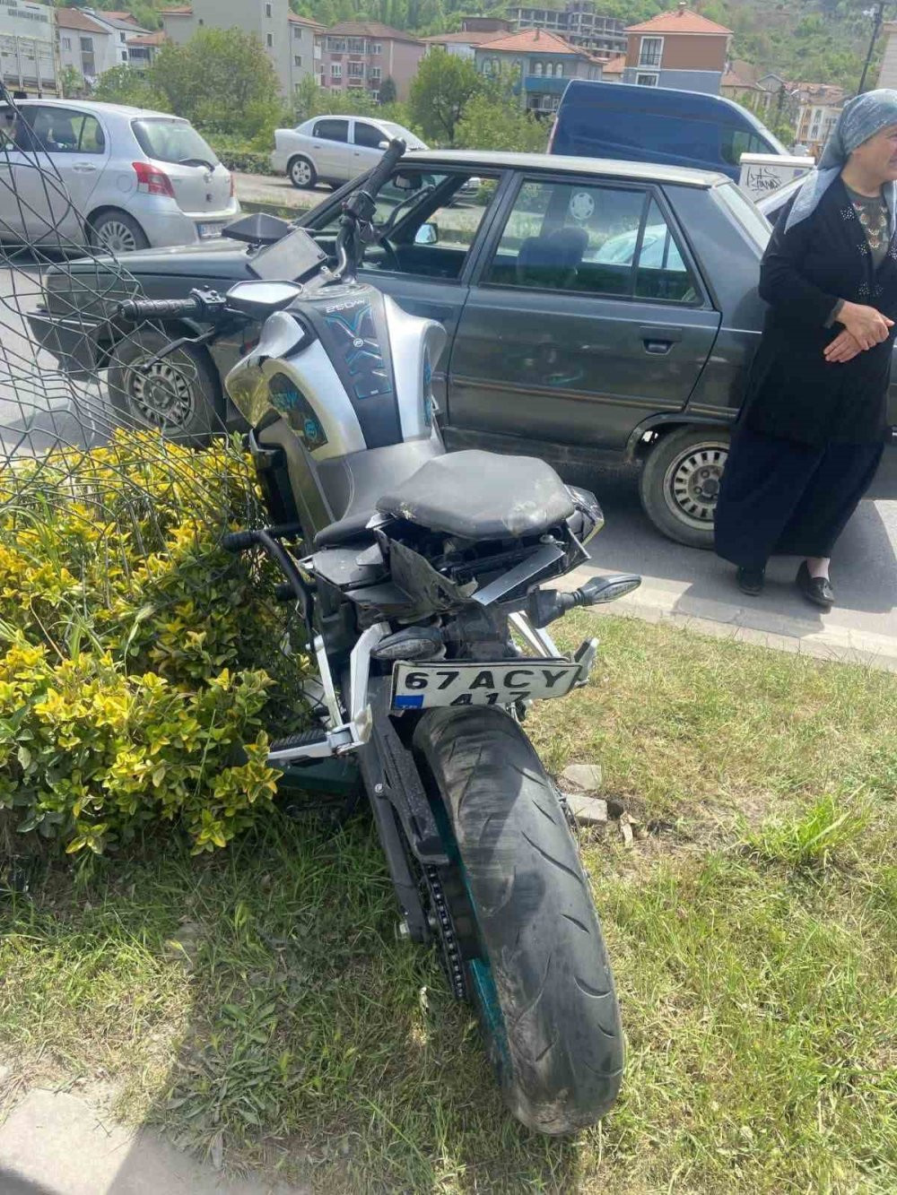 Motosiklet havada takla attı! Sürücü metrelerce savruldu