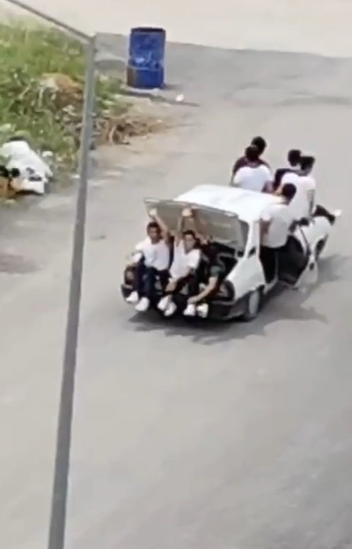 Adana’da trafikte skandal: Çocuklar bagaja ve kaputta sığmadı