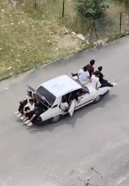 Adana’da trafikte skandal: Çocuklar bagaja ve kaputta sığmadı