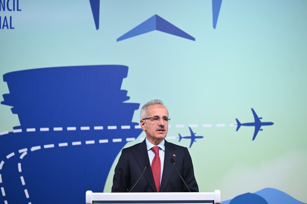 Bakan Uraloğlu rakamları açıkladı! İşte havalimanlarında hizmet verilen yolcu sayısı...