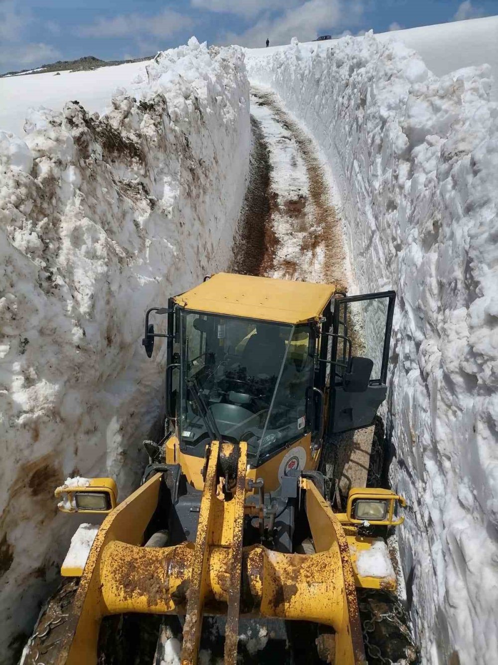Karadeniz’de 4 metrelik kar temizlendi! Yol ulaşıma açıldı