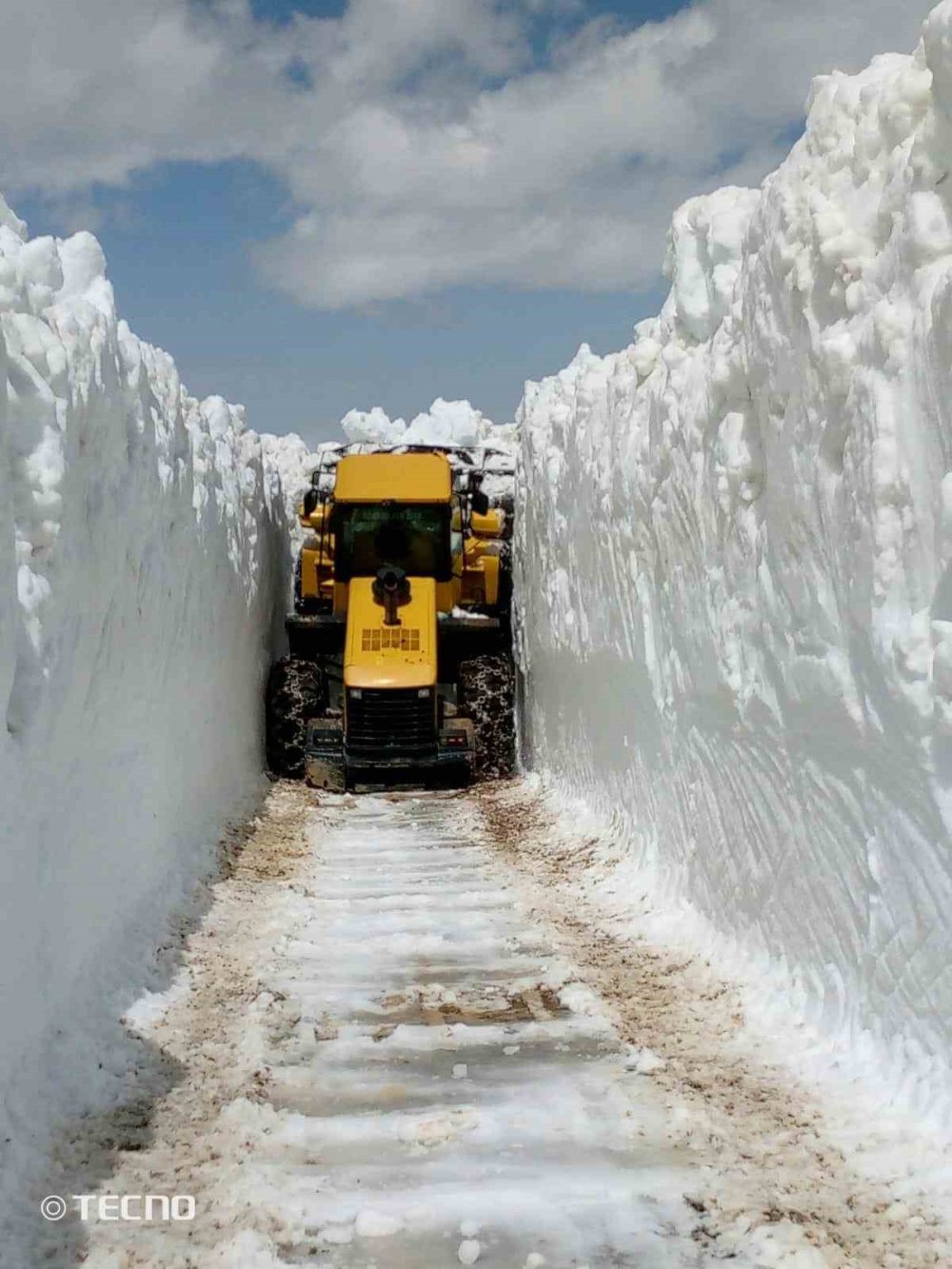 Karadeniz’de 4 metrelik kar temizlendi! Yol ulaşıma açıldı